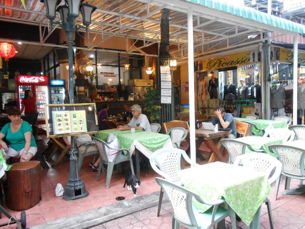 Four Sons Village Bangkok Extérieur photo